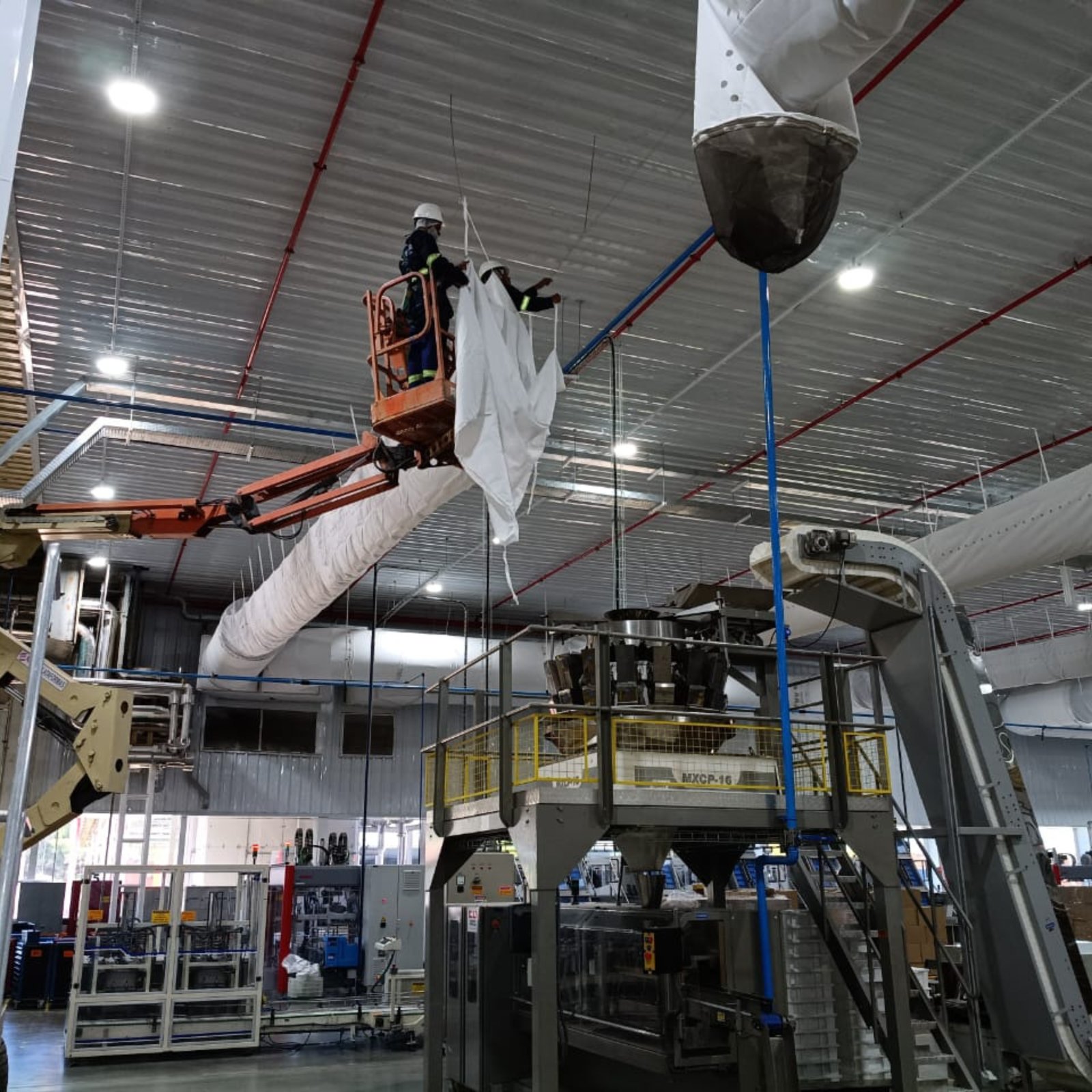 Equipe da Higidutos higienizando duto industrial em plataforma elevatória